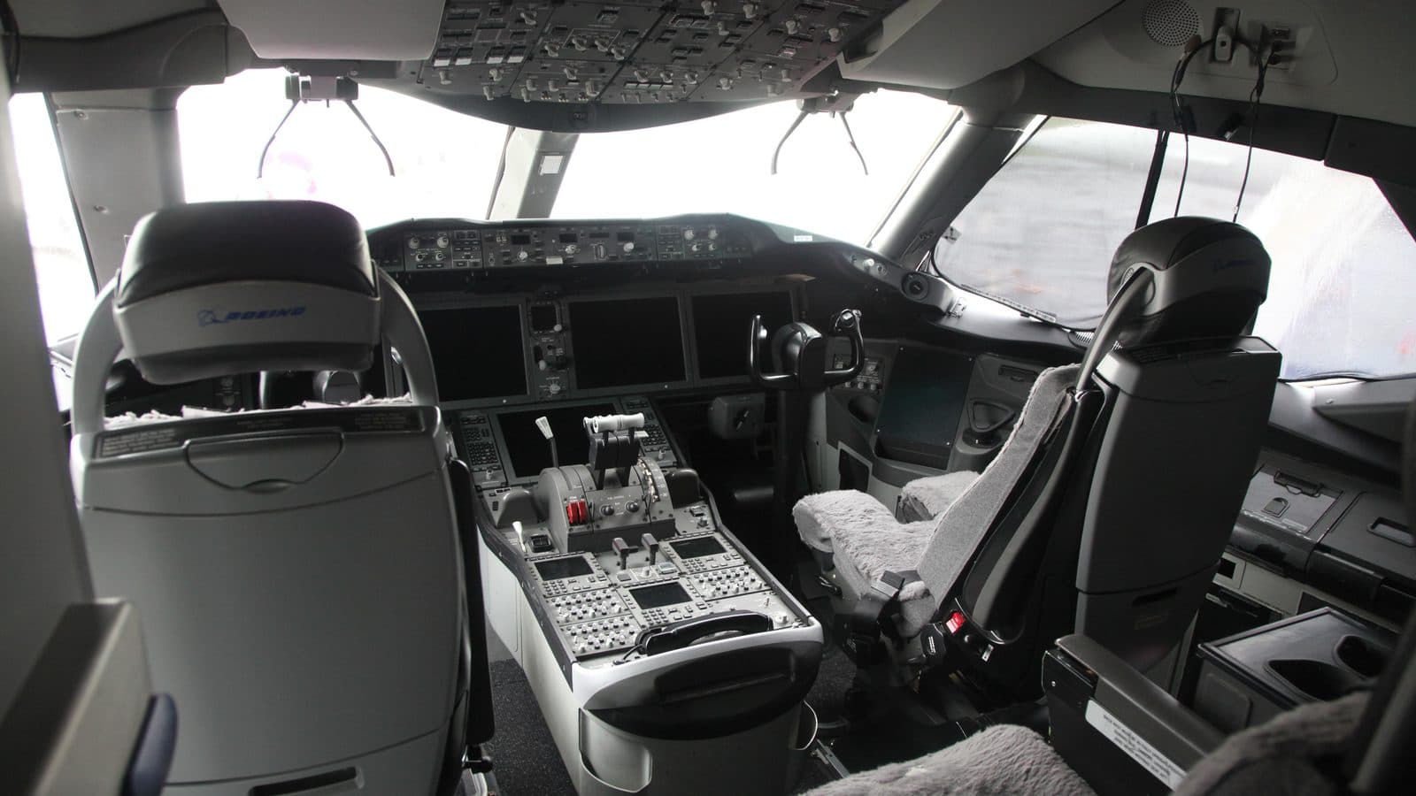 Poste de pilotage d'un Boeing 787 exposé au Museum of Flight près de Seattle, avec les deux sièges pilotes vides