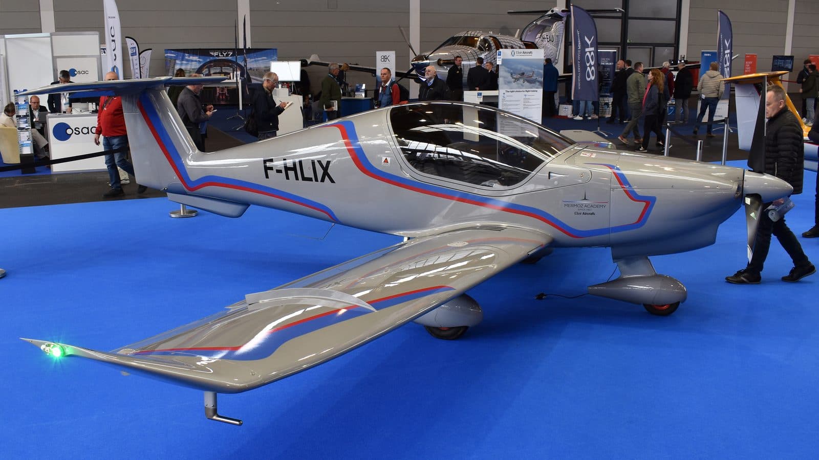 Un Elixir biplace, immatriculé F-HLIX, exposé au salon AERO de Friedrichshafen en 2023