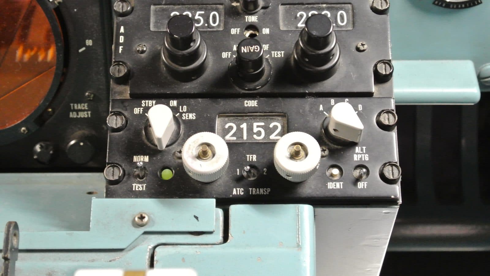 Boîtier de commande du transpondeur d'un McDonnell Douglas DC-9, affichant le code 2152, avec ses sélecteurs et le bouton IDENT