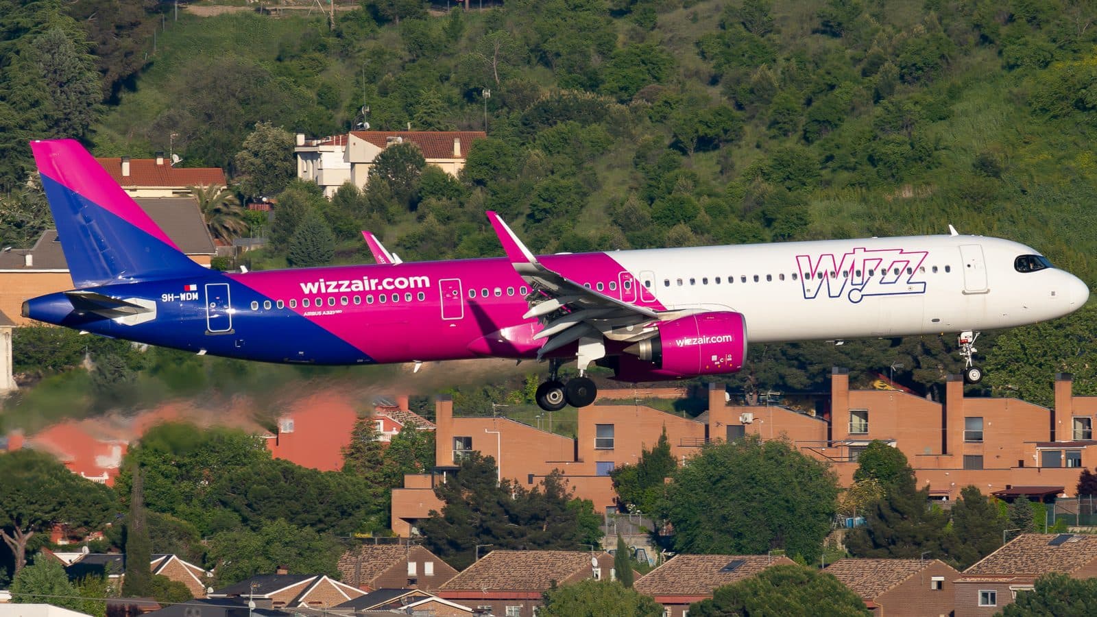 Un Airbus A321neo de Wizz Air Malta, immatriculé 9H-WDM, en courte finale